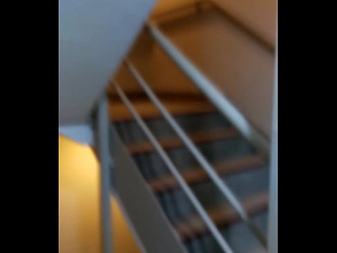 Mastubandome en las escaleras de un hotel