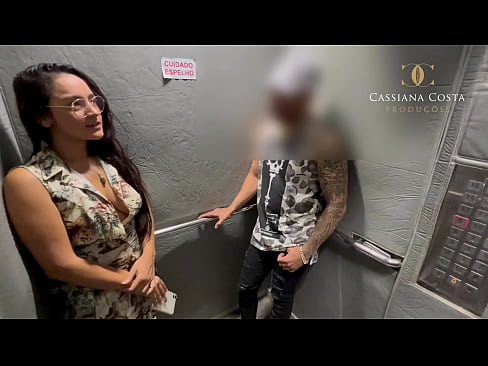 Laydy meet guy in the elevator and fuck with him
