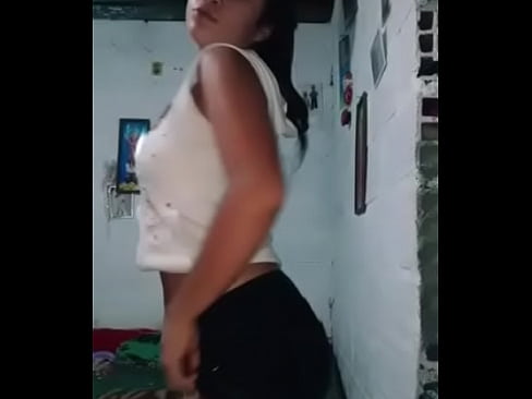 Baile sensual de chica joven latinoamericana