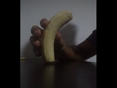 Virgen intenta garganta profunda con un platano