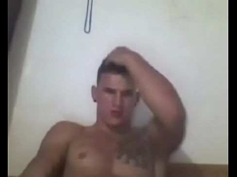 Lindo hetero mostrando el culo