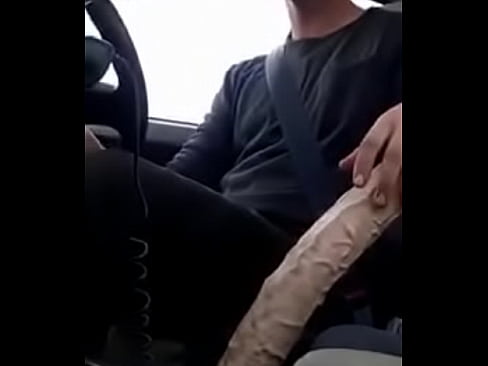 Árabe batendo punheta no carro