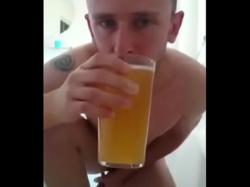 UK fag Mark golden shower