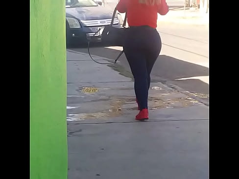 Ahora mi novia caminado por la calle y yo le grabo su espectacular culote..