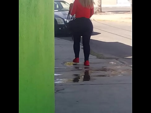 Ahora mi novia caminado por la calle y yo le grabo su espectacular culote..