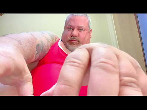 Enormous daddy gym coach shows his unwashed asshole and has a big cumshot without hands