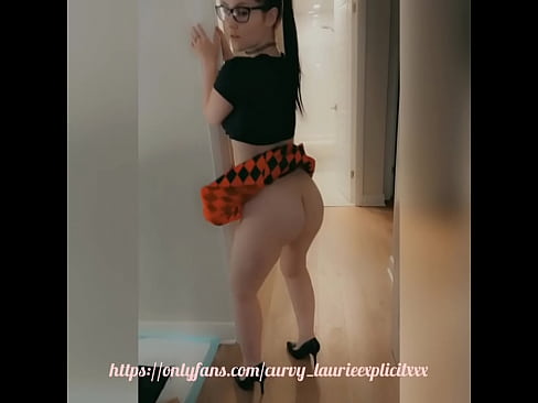 Pawg queen showing her curves