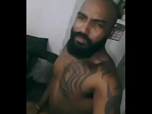 NEGAO TATUADO FUDENDO RABAO DO VIZINHO