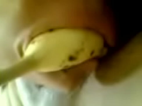 metiendose un platano