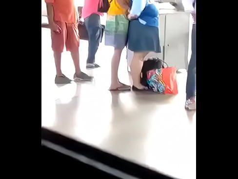 Gordinha safadinha bate uma pra namorado na fila do ônibus