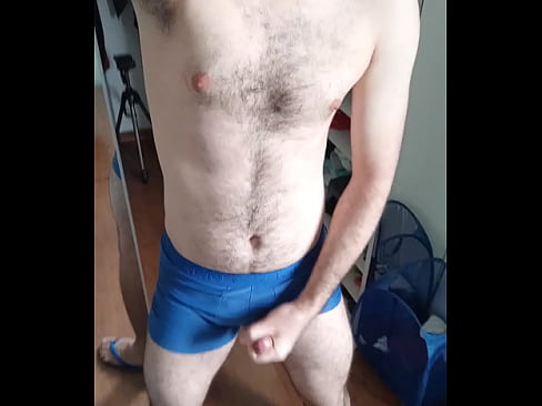 Peludão Dando uma Gozada de Cueca