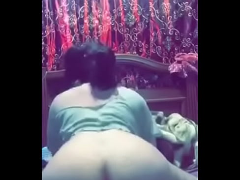 Travesti de closet aburrida se graba mostrando el culo