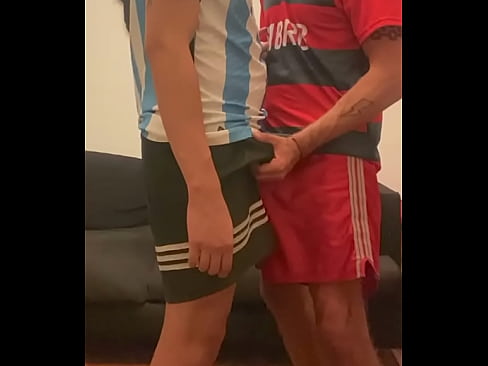 con un pendejo en shorts muy calientes