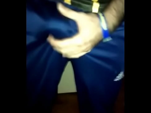 manoseando el bulto en pantalón adidas y acabando (paja)