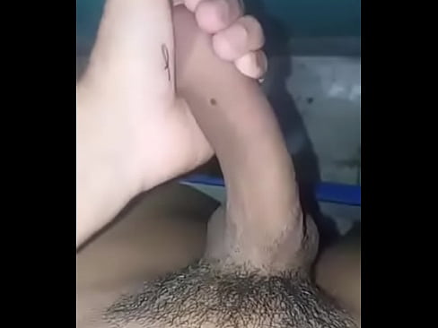 Chico caliente muestra su polla