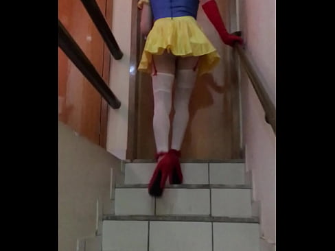 Viadinho vestido de branca de neve indo dar o cu pro macho no motel