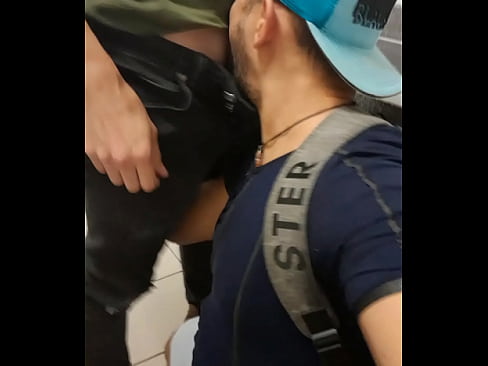 Mamador de boca nas picas desses machos no banheiro do metrô