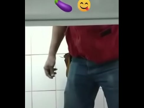 Hombre Técnico me pide el baño y lo grabo