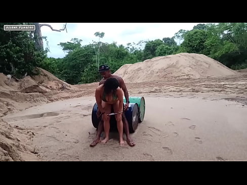 Menina Chupando Pau E Fez Sexo Sensual Na Natureza num dia de chuva..morena cavala saiu pelada no mato e encontro um cara pelado pra lasca sua buceta apertada