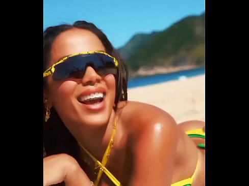 Anitta em clipe rebolando na praia de fio dental