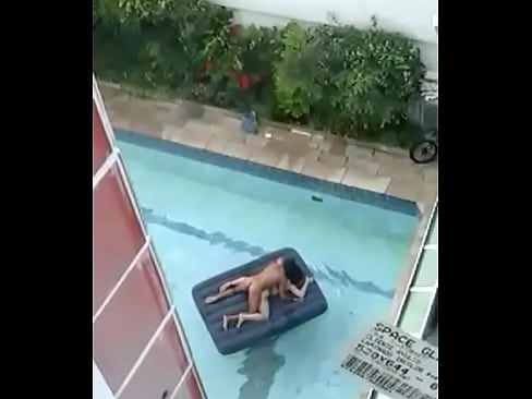 Caiu na net, trepando na piscina.