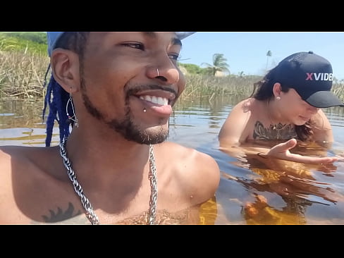 Novinha Branquinha Gostosa Conhecendo a Praia de Nudismo Primeira Vez | Bruninha Fonseca & Joao O Safado