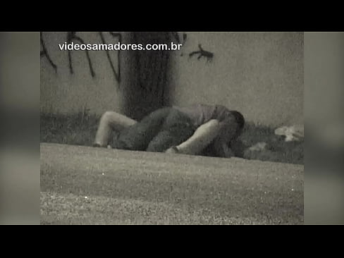 Voyeur flagra casal sem teto transando rapidamente na rua