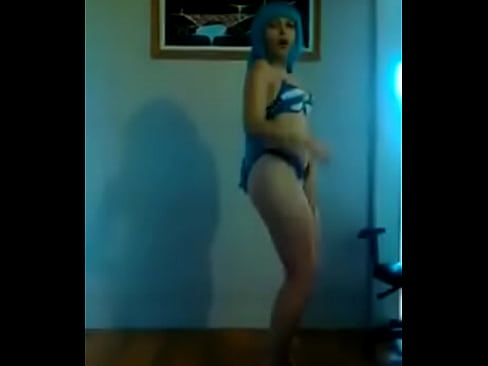 Chica bailando en bikini de cosplay