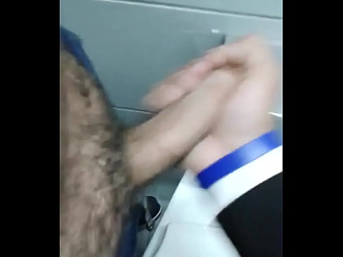 Le corrí a macho hetero casado venezolano en un baño