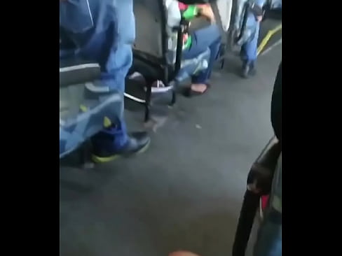 Tocando punheta no ônibus