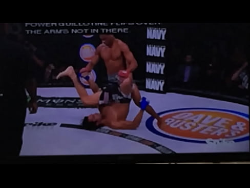 Black fighter rub his bulge on opponent's ass / Luchador negro soba bulto