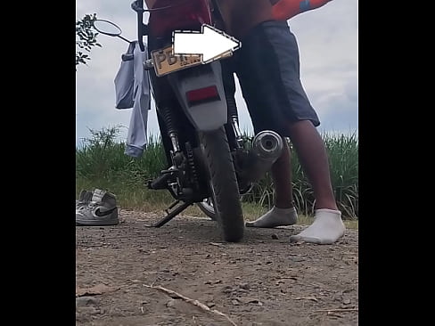 follando al aire libre con la compañera de la universida