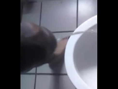 meando en el baño