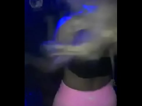 Carla Brasil dançando