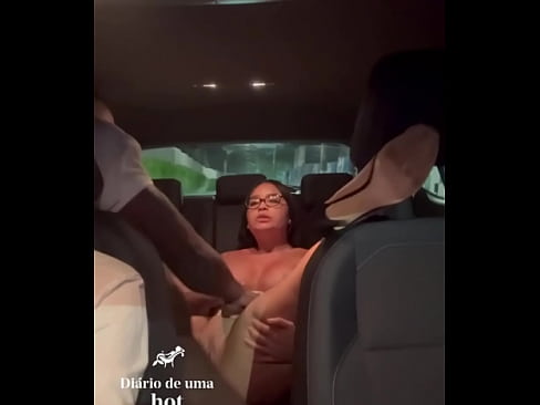 Negro dotado fodendo forte a latina no carro