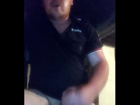 Видео с продажным полицейским попало в сеть: он дрочит свой член и пьет свежую сперму! Тайная жизнь русского полицейского гея!!!