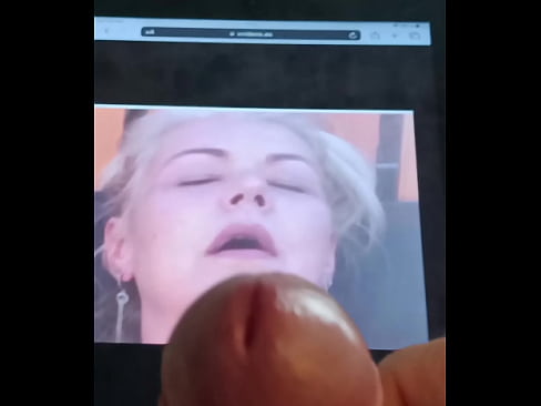 Masturbándome mirando a la puta de Slut Wife Johanna
