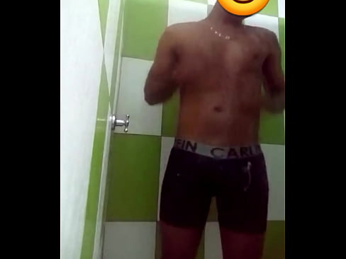 Heterocurioso me envía un vídeo de él en las duchas