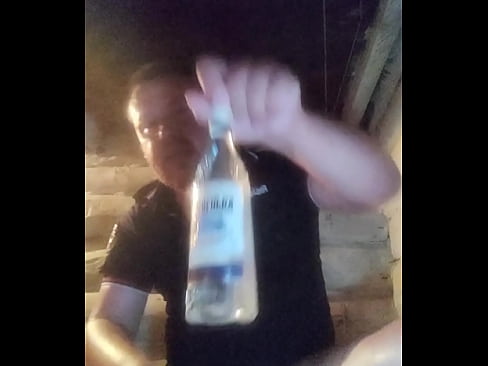 Русский полицейский дрочит член с бутлкой водки в жопе!