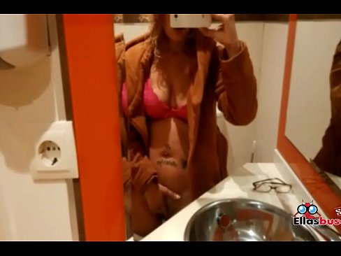 Rubia cachonda en baño público buscando sexo