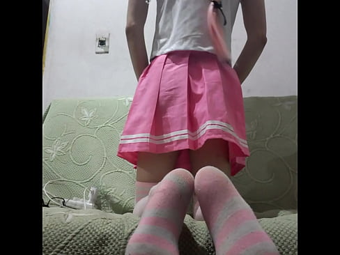 Femboy exibindo o rabinho e a cuceta