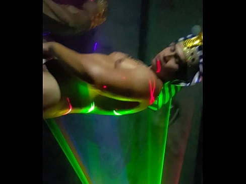 Baile hot en disco gay