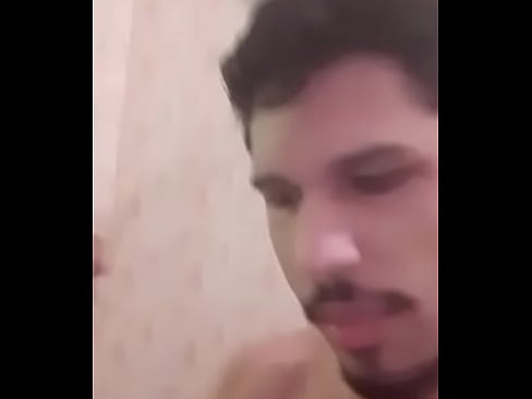 ADM gostoso no banho fazendo dança sensual