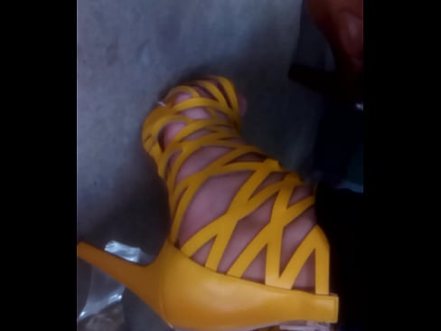 Calientes pies de Maira con tacones amarillos