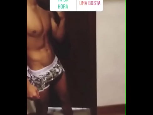 boy mostrando o volume na cueca