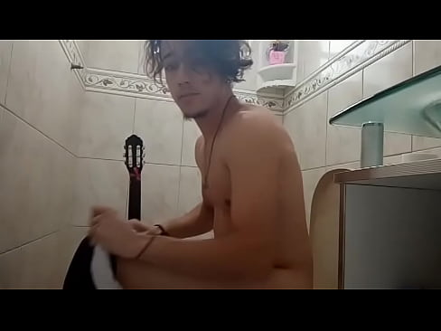 Tocando uma no banheiro, com os familiares d. no cômodo ao lado (shiiiu)