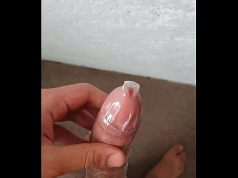 Colocando preservativo
