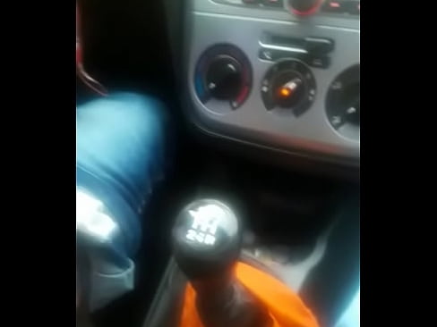 Com o amigo hetero casado no carro