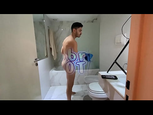 Tomando una ducha mi Sex-trainer se calento conmigo y me dejo follarlo - Soy un Twink Activo Dotado - folle a pelo en el baño a mi entrenador - With Alex Barcelona