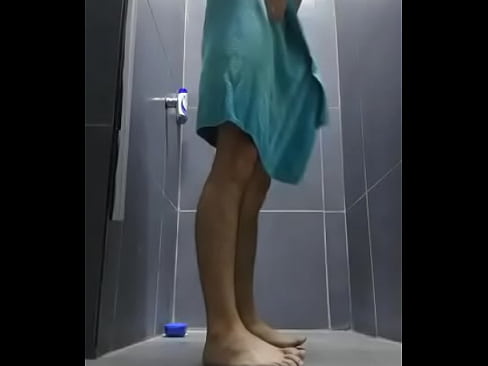 Se masturba en las duchas hasta venirse